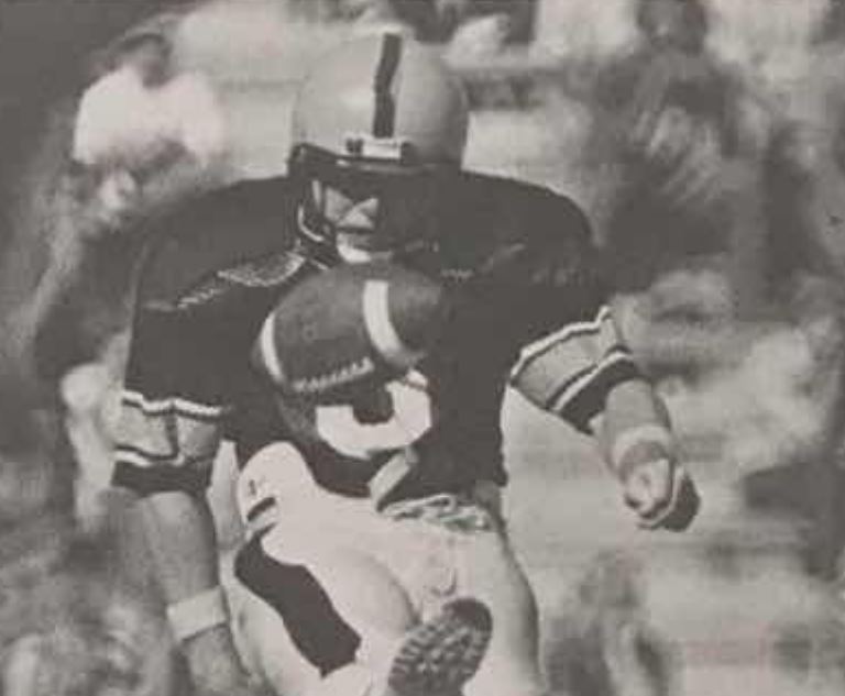 Dave Holsclaw - Image courtesy of /images/1978_Iowa_Hawkeyes_Football_Media_Guide_Bob_Commings.pdf