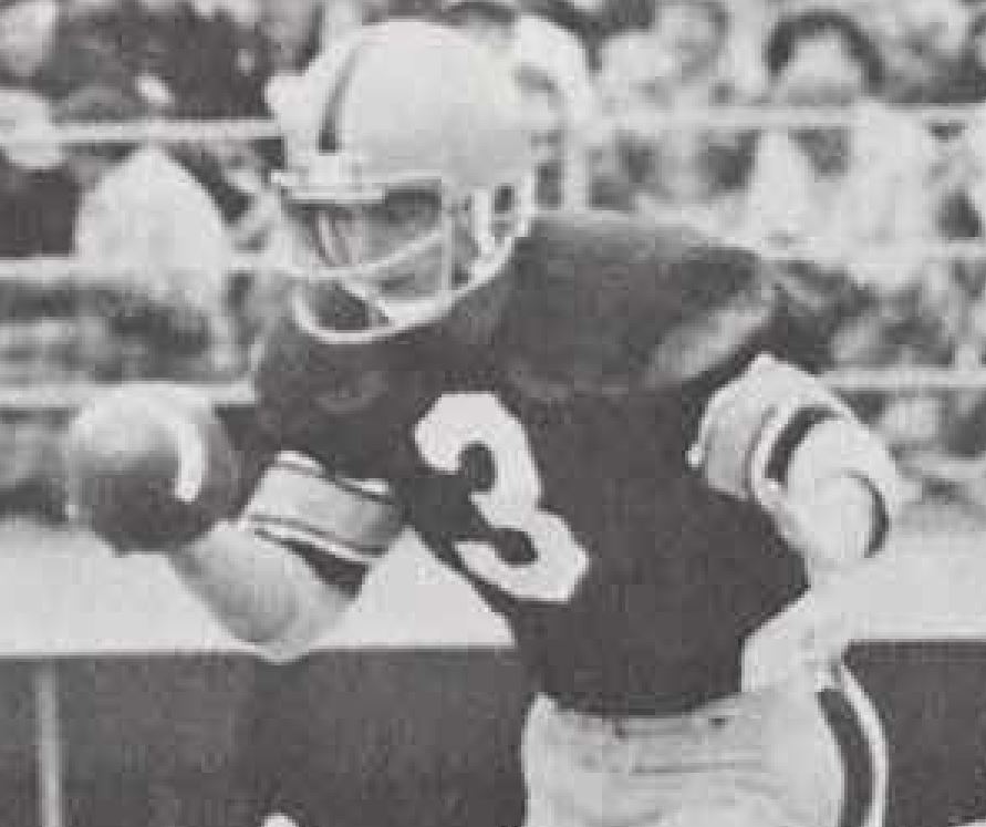 Dave Holsclaw - Image courtesy of /images/1977_Iowa_Hawkeyes_Football_Media_Guide_Bob_Commings.pdf