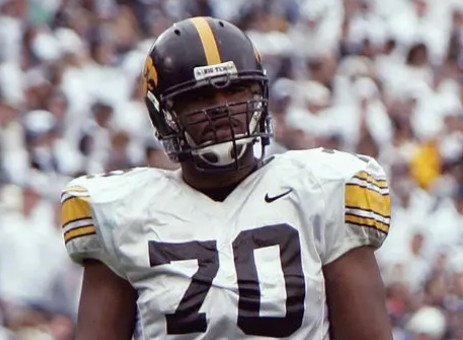 Lee Gray - Image courtesy of https://www.gettyimages.co.uk/detail/news-photo/iowa-hawkeyes-offensive-linemen-lee-gray-mike-jones-mike-news-photo/52271534