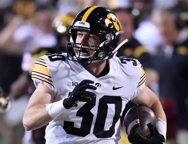 Quinn Schulte - Image courtesy of https://www.gettyimages.com/detail/news-photo/quinn-schulte-of-the-iowa-hawkeyes-returns-an-interception-news-photo/1344364649